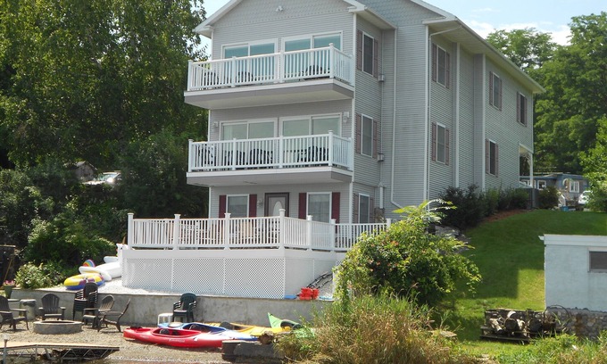 Dresden House | Serene Getaway at Dreaming a View on Seneca Lake