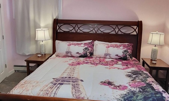 Fairbanks House | Unforgettable Parisian Experience in Alaska with Breakfast