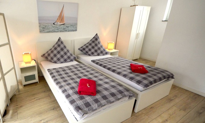 Hamburg-St. Georg Apartment | Cozy Newly Renovated Apartment for Couples with Kitchen