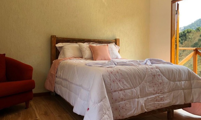 Santo Antonio do Pinhal Ski Chalet | Cozy Dreams Chalet: Pet-Friendly & Family-Ready Retreat