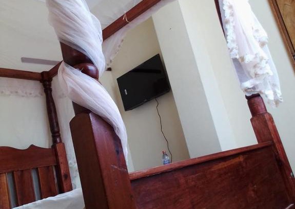 Busia House | Family-Friendly Dreams Lodge with Hot Tub Amenities