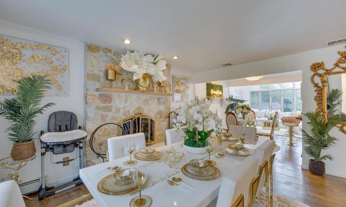 Lake Grove House | Discover Dreams of Paradise: Poolside Retreat Awaits