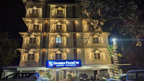 Alwaye Hotel | Guest Favorite: Dreams Paradise Airport Residency Awaits