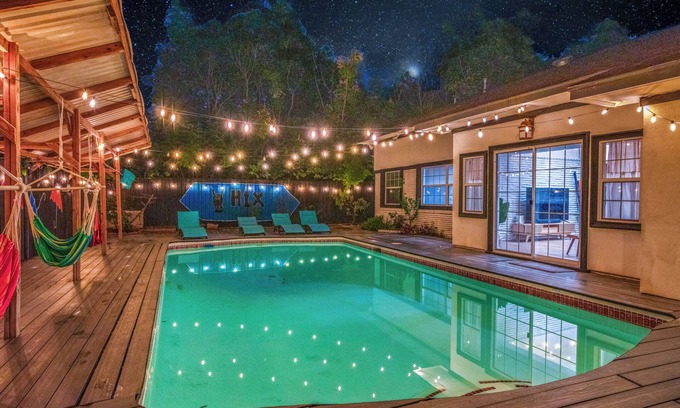 Southeast Houston House | Serene Dreamscape Garden & Pool with 5BRs and Golf Access