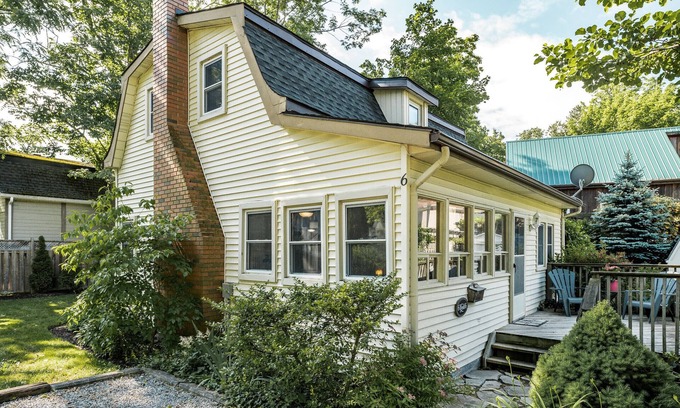 Historic Old Town House | Dog-Friendly Dreamweaver Cottage Near Lake Ontario Awaits!