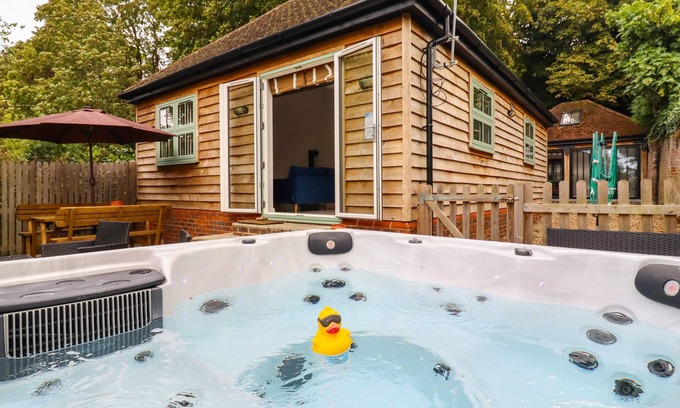 Bromley Common and Keston Cottage | Dreamwood Lodge: Pet-Friendly Retreat with Hot Tub