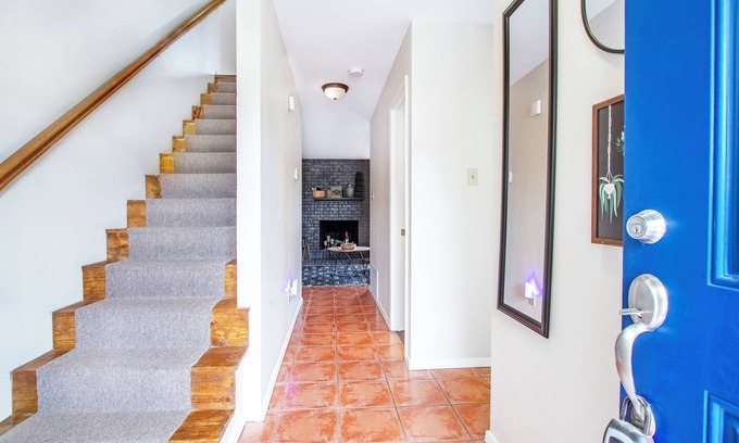 Longview House | Inviting 2-Bedroom Longview Townhome with Pool & Breakfast