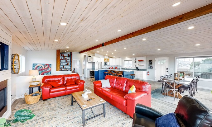 Newport House | Sea View Retreat with Game Room & Private Hot Tub, Rated 9.8