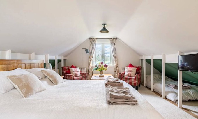 Beccles Cottage | Enchanting Fieldview Country Cottage with Oceanfront Views