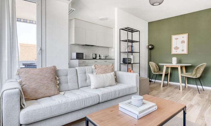 Iselin Apartment | Inviting Iselin 2-Bedroom with Kitchen, Near Local Market