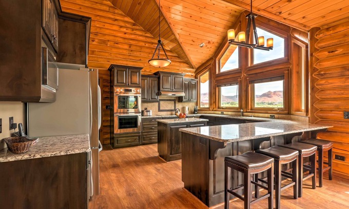 Kanab Cabin | Inviting Kanab Cabin with Hot Tub & Breathtaking Views