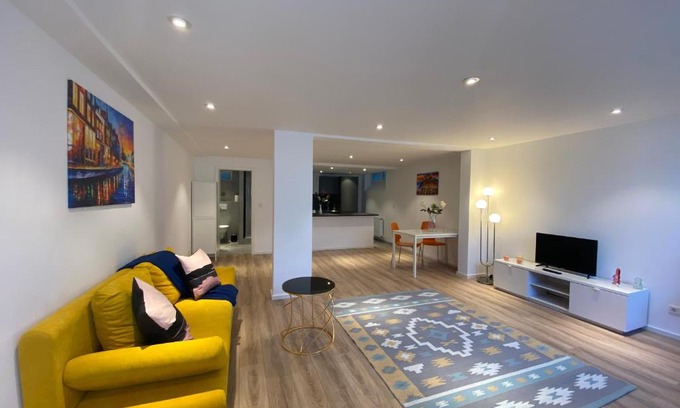 Holweide Apartment | Elegant Basement Retreat with Family-Friendly Amenities
