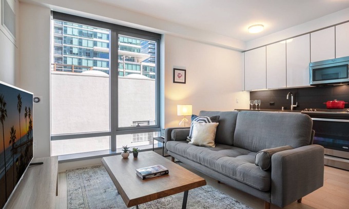 Rincon Hill Apartment | Cozy Rincon Hill Studio with Gym & Kitchen near Silicon Valley