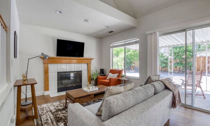 Cambrian House | Inviting San Jose 3BR Retreat with Backyard & Pet-Friendly
