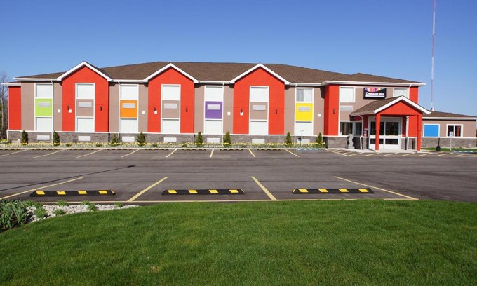 Central Huron Hotel | Elegant Dreamz Inn: 5-Star Stay with Pool & Hot Tub