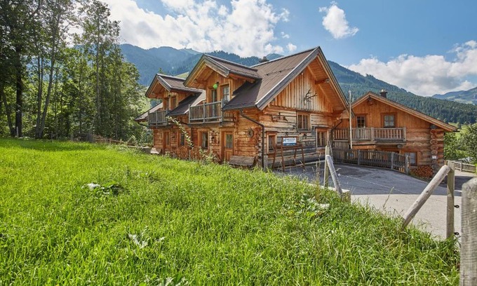 Saalbach-Hinterglemm Apartment | Pet Friendly Retreat at Drei Hittn Saalbach - 4 Star Stay