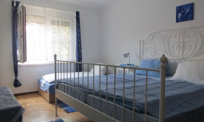 Morbisch am See Bed & Breakfast | Comfortable Triple Room with Amenities at Gästehaus Elfriede