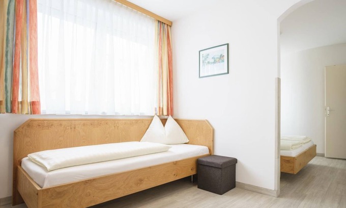 Schallmoos House | Comfortable Dreibettzimmer at Drei Kreuz, Hotel