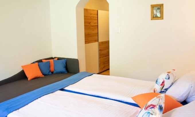 Feld am See Bed & Breakfast | Pet-Friendly Dreibettzimmer at Klamberghof Burgstaller