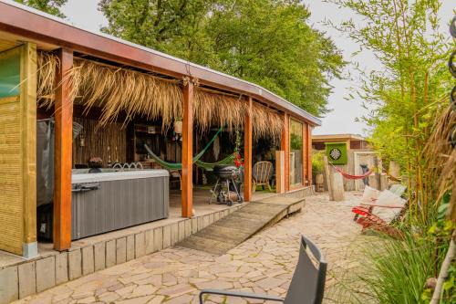 Erm Ski Chalet | Relax at Drents Genieten - Kraaiheide with Private Jacuzzi