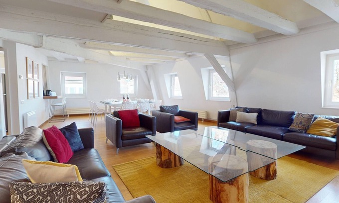 Old Town Apartment | Stylish Dreyfus Duplex in City Center with Great Amenities