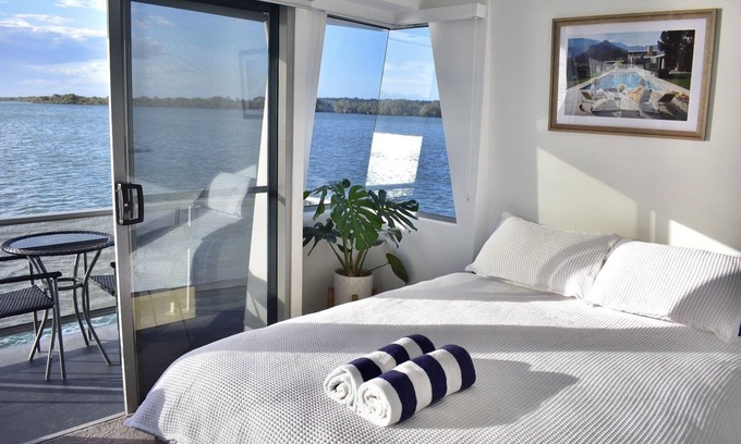 Steiglitz Boat Rental | Experience Drift Flotel: A Unique Houseboat Getaway