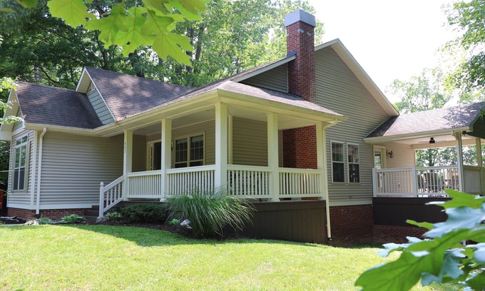 Jamestown House | Experience Drift Inn: Scenic Lake Views & Fun Scavenger Hunt