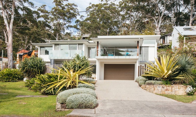 Avoca Beach House | Oceanfront Drift Beach House with Spa Near Avoca Beach