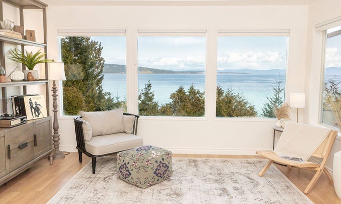 Regional District of Nanaimo House | Unmatched Stay at DRIFT: Oceanfront with Sauna & Kitchen
