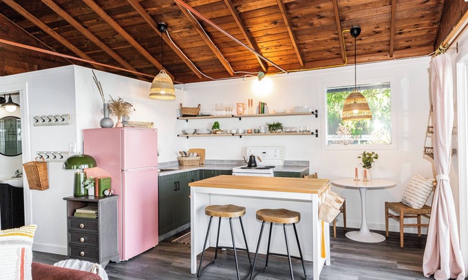 Regional District of Nanaimo Cabin | Stylish DRIFT Studio with Kitchen and Firepit in Oceanside
