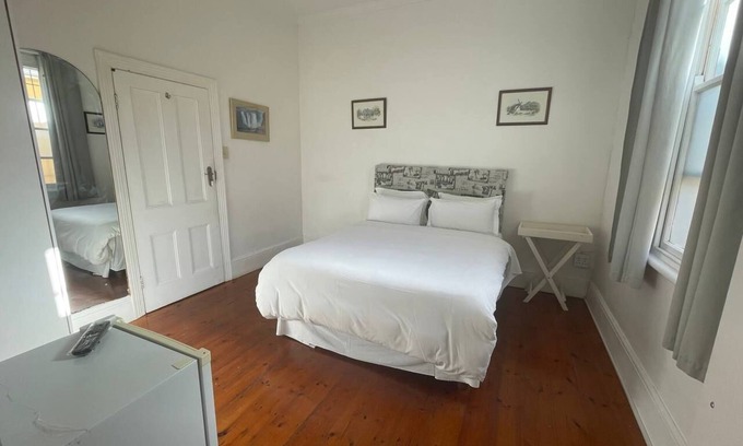 Port Elizabeth Central House | Cozy Drifters Haven Guest House with Family-Friendly Amenities