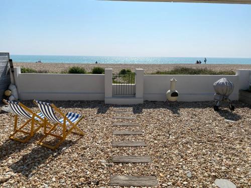 Pagham House | Driftwood Beach House: Pet-Friendly Oceanfront Escape