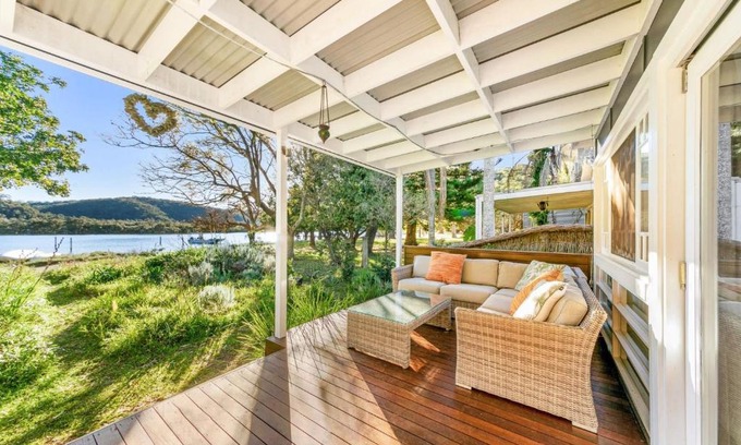 Patonga House | Tranquil Driftwood By The Water - Family Friendly Escape