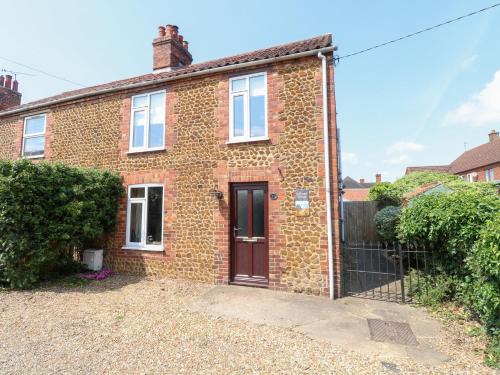 Heacham House | Delightful Driftwood Cottage: 4-Star Family Retreat