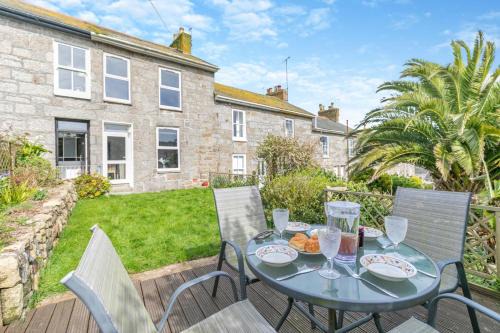Mousehole House | Pet-Friendly Driftwood Cottage in Picturesque Mousehole