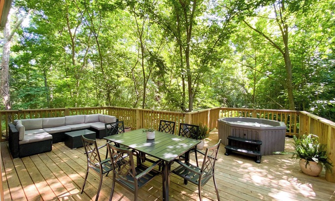Fayetteville House | Experience Driftwood Cottage: Hot Tub, Theater & More