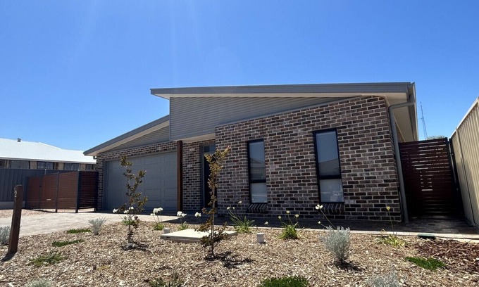 Port Hughes Apartment | Driftwood Cove: Pet-Friendly Oceanfront Retreat in Port Hughes