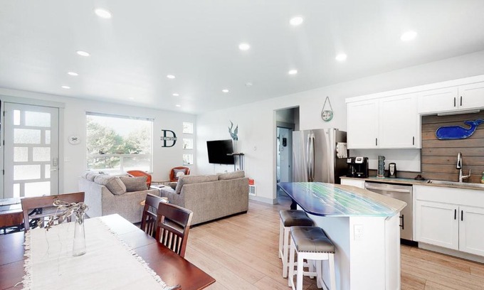 Bandon House | Discover Driftwood Duet: Family & Pet Friendly Retreat