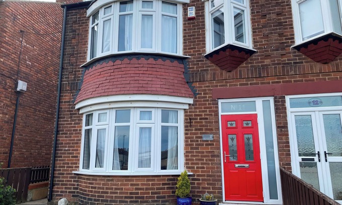 Marske-by-the-Sea Cottage | Pet-Friendly Driftwood House with Ocean View Garden Retreat