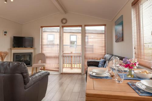 Mullacott House | Idyllic Driftwood Lodge: Pet & Child-Friendly Retreat