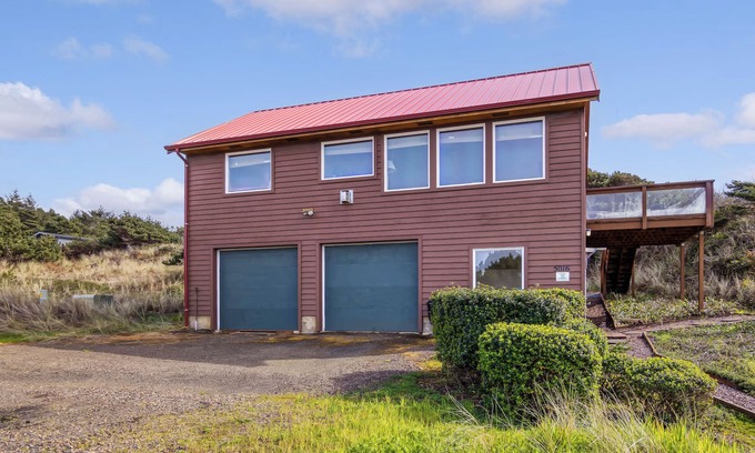 Waldport House | Cozy Driftwood Loft in Seal Rock - Rated 9.8/10