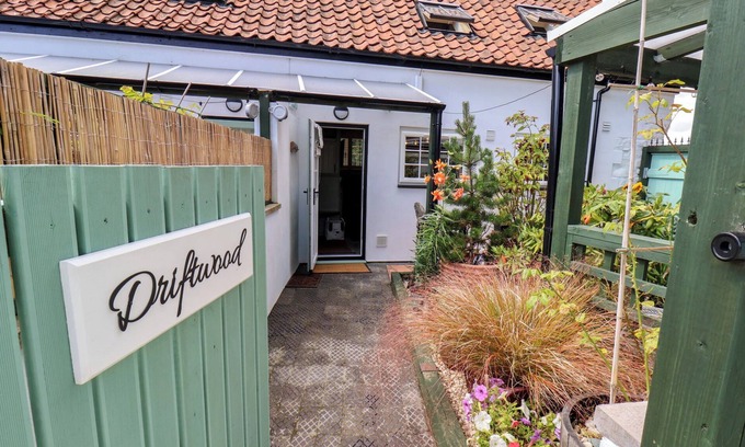 Flamborough Cottage | DRIFTWOOD, pet friendly, character holiday cottage in Flamborough