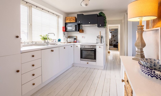Rhosneigr Cottage | Pet-Friendly Driftwood Cottage for 6 in Seaside Rhosneigr