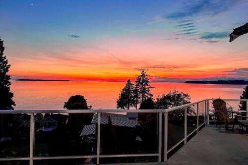 Blaine House | Cozy Driftwood Retreat: Pet-Friendly with Hot Tub & 10/10 Rating