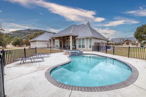 Concan House | Welcoming Driftwood: Family-Friendly Stay with Pool Access