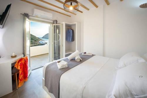 Herronisos Apartment | Beachfront Droufakos’ Home: 4-Star Stay with Spectacular Views