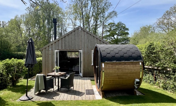 Chard Cottage | Serene Lake View at Drovers Run - Ideal for Couples