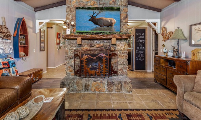 Jay Cabin | Child-Friendly Drowning Creek Cabin & Bunkhouse for 12