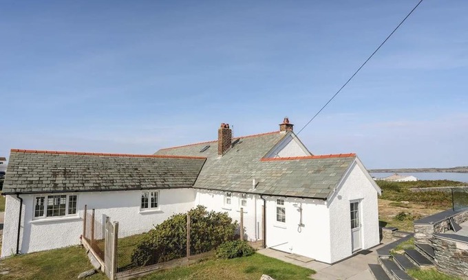 Trearddur Bay House | Druidsmoor: Scenic Sea Views with Family & Pet-Friendly Options