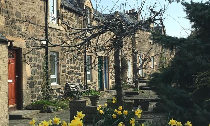Corstorphine Apartment | Family-Friendly Escape at Drum Brae Cottage, Rated 9/10